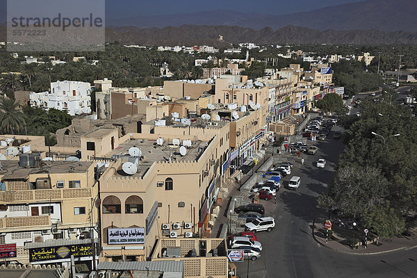 Blick vom Fort auf die Stadt und die Palmengärten von Nizwa  Oman  Arabische Halbinsel  Naher Osten