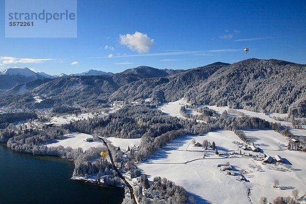 Heißluftballons über dem Tegernseer Tal  Bayern  Deutschland  Luftbild