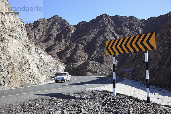 Passstraße in der Landschaft am Jebel Shams  Gebirge im Zentraloman  Oman  Arabische Halbinsel  Naher Osten