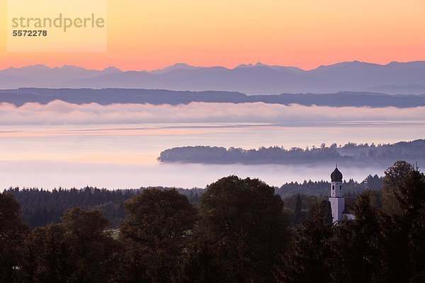 Nebel über dem Starnberger See  Bayern  Deutschland