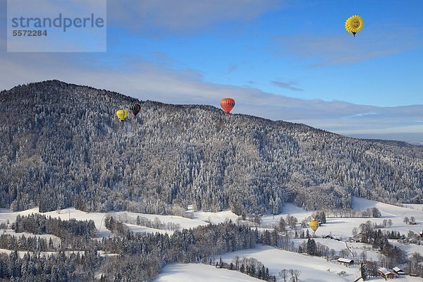 Heißluftballons über dem Tegernseer Tal  Bayern  Deutschland  Luftbild