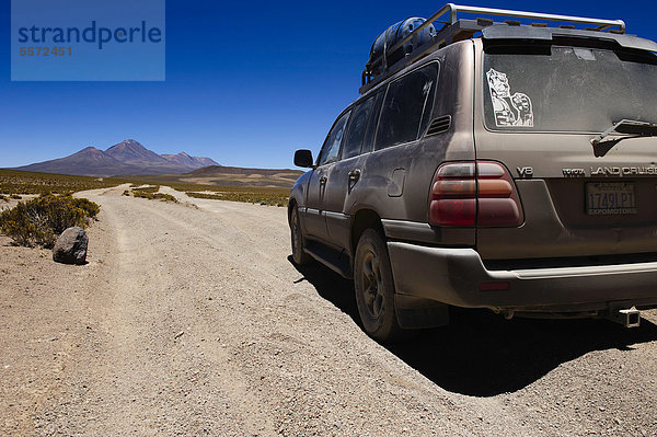 Sandpiste mit Geländewagen  Uyuni  Bolivien  Südamerika