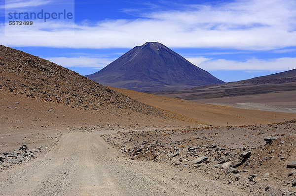 Wüstenstraße mit Vulkan Lincancabur Desierto de Salvador DalÌ  Uyuni  Bolivien  Südamerika
