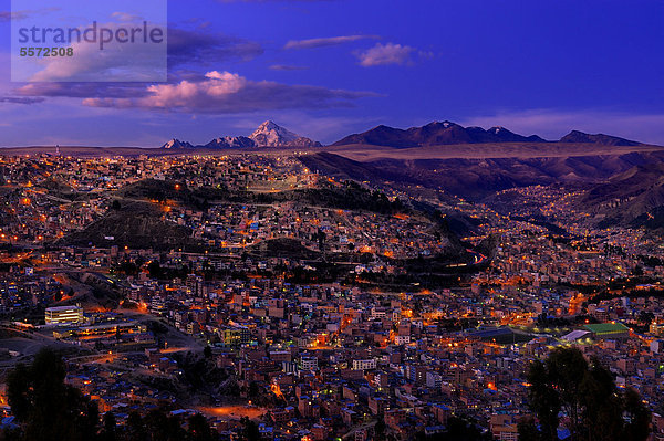 La Paz zur blauen Stunde mit Andenbergen  La Paz  Bolivien  Südamerika