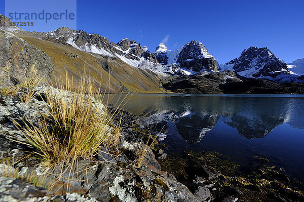 Lagune mit sich spiegelnden Andenbergen  Tuni  La Paz  Bolivien  Südamerika