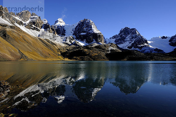 Lagune mit sich spiegelnden Andenbergen  Tuni  La Paz  Bolivien  Südamerika