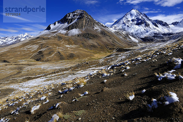 Verschneite Andenberge mit Hochfläche bei Sonnenaufgang  La Paz  Bolivien  Südamerika