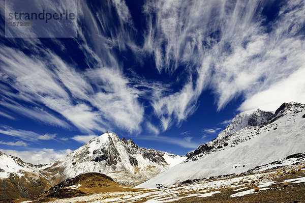 Wolkenhimmel mit verschneiten Andenberge  La Paz  Bolivien  Südamerika