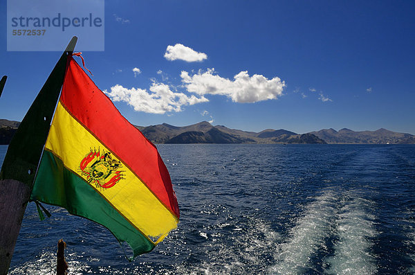 Bolivianische Flagge auf Boot  Copacabana  Titcacasee  Bolivien  Südamerika