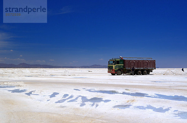 Salzsee mit LKW  Uyuni  Bolivien  Südamerika
