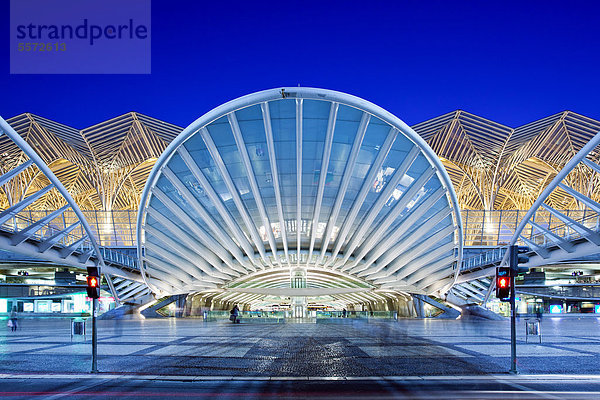 Bahnhof Oriente  Garo do Oriente  des spanischen Architekten Santiago Calatrava  auf dem Gelände des Park Parque das Nacoes  Schauplatz der Weltausstellung Expo 98  bei Nacht  Lissabon  Portugal  Europa