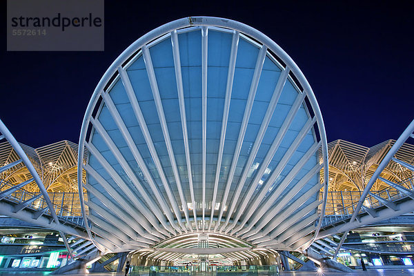 Bahnhof Oriente  Garo do Oriente  des spanischen Architekten Santiago Calatrava  auf dem Gelände des Park Parque das Nacoes  Schauplatz der Weltausstellung Expo 98  bei Nacht  Lissabon  Portugal  Europa