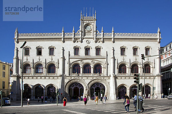 Bahnhof Rossio  Estacao do Rossio  mit hufeisenförmigen Eingängen  am Platz Praca de Dom Pedro IV.  im Stadtteil Rossio in Lissabon  Portugal  Europa