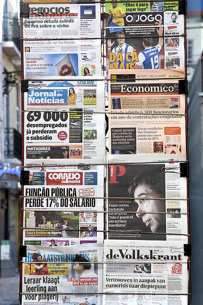 Portugiesische und internationale Zeitungen an einem Zeitungskiosk in Lissabon  Portugal  Europa