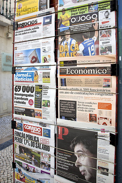 Portugiesische und internationale Zeitungen an einem Zeitungskiosk in Lissabon  Portugal  Europa
