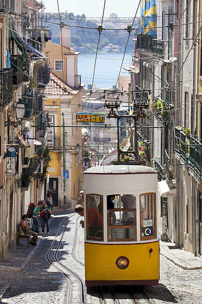 Aufzug  Straßenbahn  Standseilbahn  Elevador da Bica  mit Blick auf den Fluss Rio Tejo  im Stadtteil Bairro Alto in Lissabon  Portugal  Europa