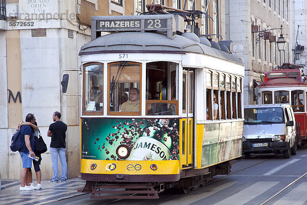 Historische Straßenbahn Electrico Linie 28 im Altstadtviertel Alfama in Lissabon  Portugal  Europa
