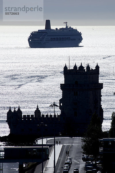 Ein Kreuzfahrtschiff am Torre de Belem  einer Verteidigungsanlage aus dem 16. Jh.  Unesco Weltkulturerbe  an der Mündung des Flusses Rio Tejo in den Atlantik im Stadtteil Belem in Lissabon  Portugal  Europa