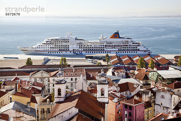 Lissabon Hauptstadt Europa über Anker werfen ankern Fluss Schiff Ansicht Kreuzfahrtschiff Alfama Betrieb Ortsteil Aussichtspunkt Miradouro Portugal