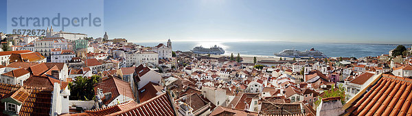 Lissabon Hauptstadt Europa über vertäut Fluss Schiff Ansicht 2 Kreuzfahrtschiff Alfama Ortsteil Aussichtspunkt Miradouro Portugal