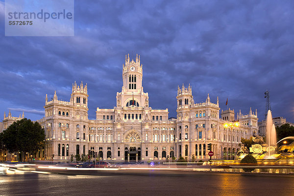 Palacio de Comunicaciones  ehemaliges Hauptpostamt von Madrid an der Plaza de la Cibeles und heute Rathaus und Stadtverwaltung  bei Nacht  in Madrid  Spanien  Europa