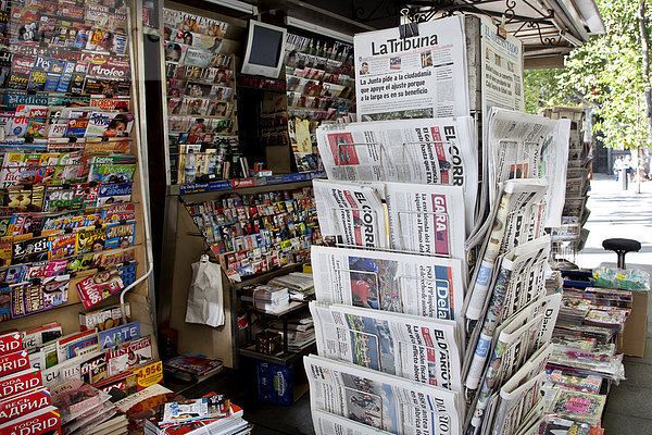 Zeitungskiosk mit spanischen Zeitungen und Magazinen in Madrid  Spanien  Europa