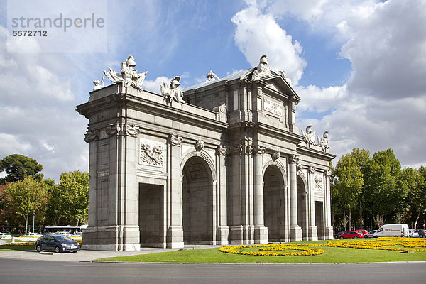 Torbogen Puerta de Alcala auf dem Platz Plaza de la Independencia  in Madrid  Spanien  Europa