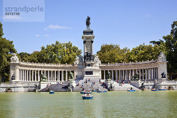 Ausflugsboote auf dem See vor dem Monument für Alfons XII.  im Park Parque del Buen Retiro in Madrid  Spanien  Europa
