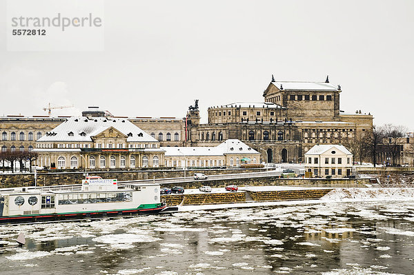 Elbufer im Schnee  Elbe für Schifffahrt gesperrt  Dresden  Sachsen  Deutschland  Europa  ÖffentlicherGrund