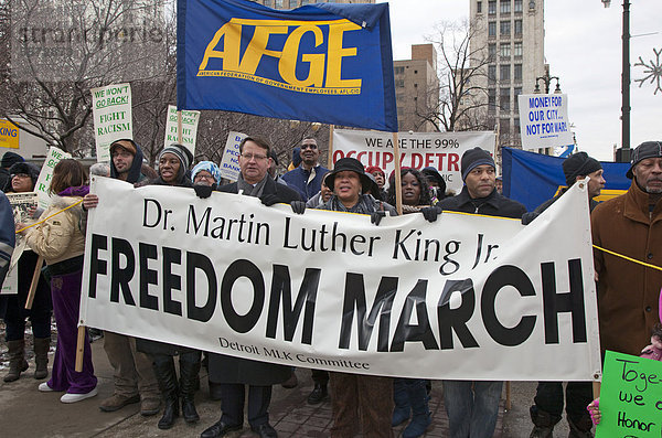 Hunderte Menschen marschieren für Arbeitsplätze  Frieden und Gerechtigkeit am Martin Luther King Jr Feiertag  Detroit  Michigan  USA