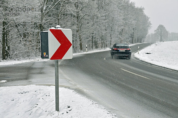 Auto auf Kreisstraße im Winter  Schwäbische Alb  Baden-Württemberg  Deutschland  Europa  ÖffentlicherGrund