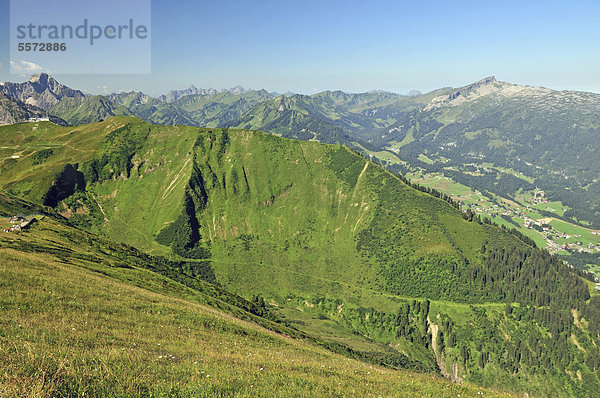 Blick vom Fellhorn ins Kleinwalsertal  Allgäu  Vorarlberg  Österreich  Europa  ÖffentlicherGrund