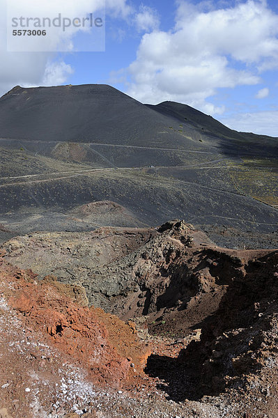 Vulkan TeneguÌa  vorne  und San Antonio  hinten  La Palma  Kanaren  Kanarische Inseln  Spanien  Europa  ÖffentlicherGrund