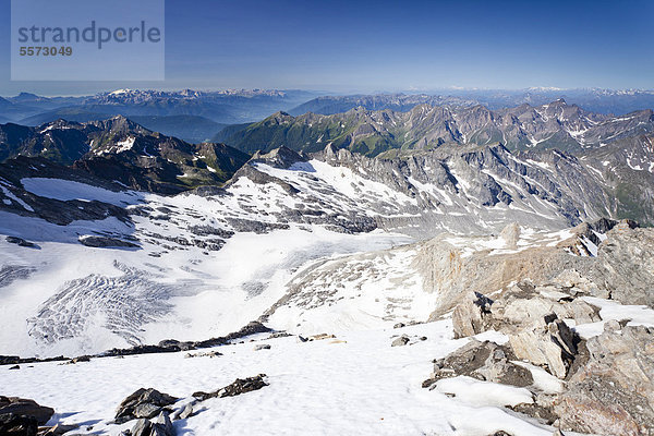 Blick vom Hochfeiler auf Pfitschertal  Eisacktal und Wipptal sowie die Marmolata  Dolomiten  Südtirol  Italien  Europa