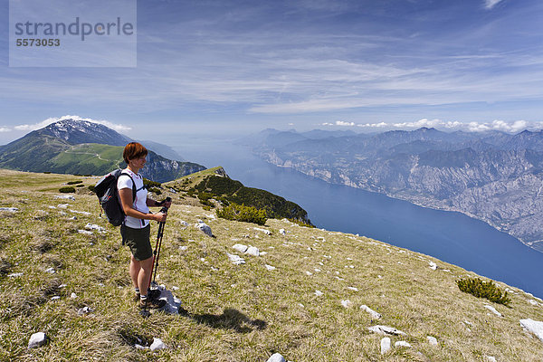 Bergsteiger auf dem Monte Altissimo oberhalb von Nago  unten der Gardasee  hinten der Monte Baldo  Trentino  Italien  Europa