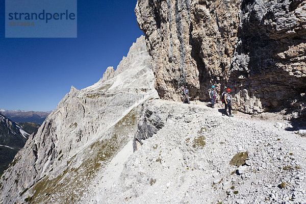 Kletterer im Alpinisteig  Sexten  Hochpustertal  Dolomiten  Südtirol  Italien  Europa