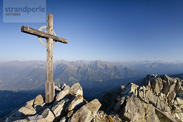 Gipfelkreuz auf dem Ifinger oberhalb von Meran mit Blick ins Passaiertal  Meran 2000  Südtirol  Italien  Europa