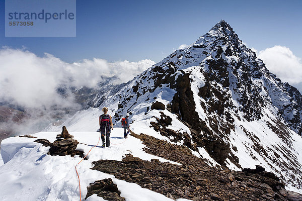 Wanderer beim Aufstieg über dem Gipfelgrat zur Hinteren Eggenspitze im Ultental  hinten der Gipfel der Hinteren Eggenspitze  Südtirol  Italien  Europa