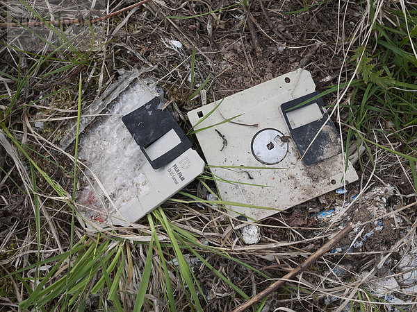 Alte Disketten als Datenmüll im Gras