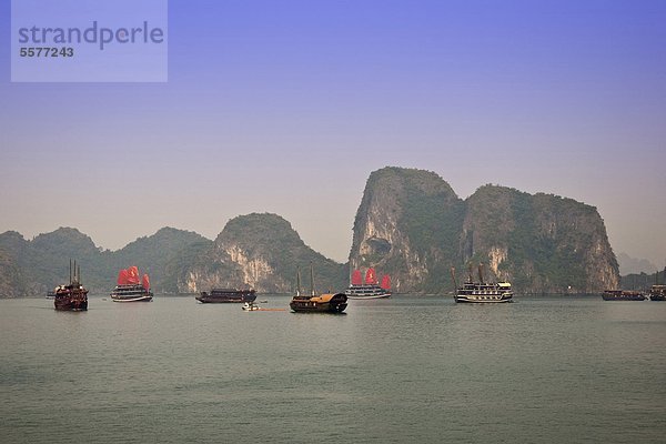 Asien  Vietnam  Ha Long Bucht und Schiffe