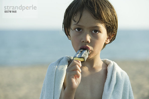 Junge isst Eis am Stiel  Portrait