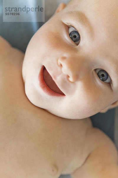 Baby lächelt vor der Kamera  Porträt