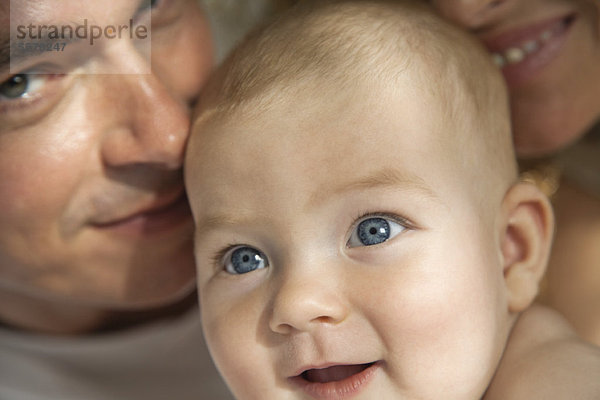 Baby mit Eltern  zugeschnittenes Porträt