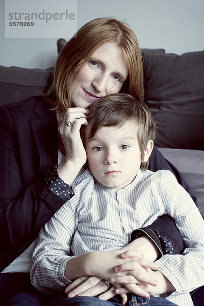 Mutter mit Sohn auf dem Schoß  Portrait