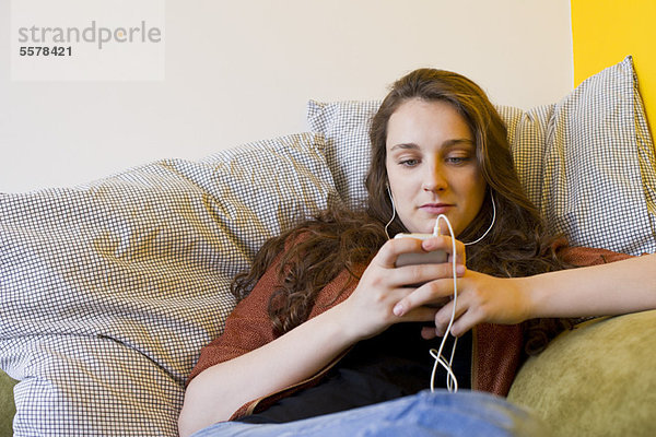 Junge Frau hört MP3-Player
