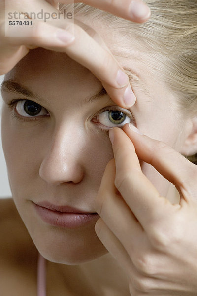 Junge Frau mit Kontaktlinse