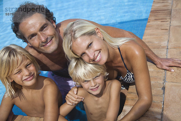 Familie entspannt zusammen im Schwimmbad  Portrait