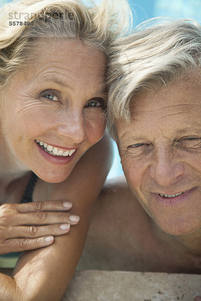 Reife Paare entspannen sich gemeinsam im Pool  Portrait