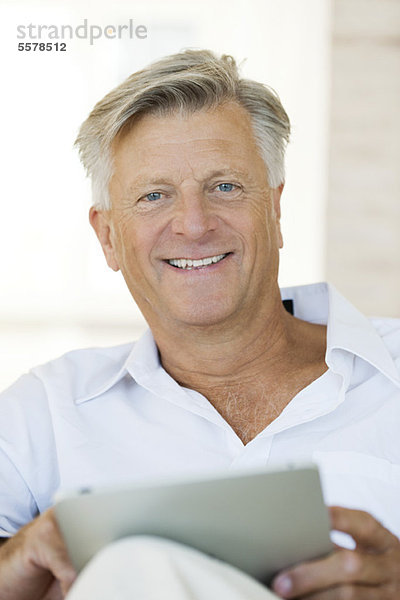 Mann mit digitalem Tablett  Portrait