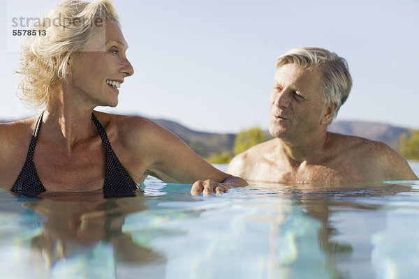Ehepaar im Ruhestand im Pool